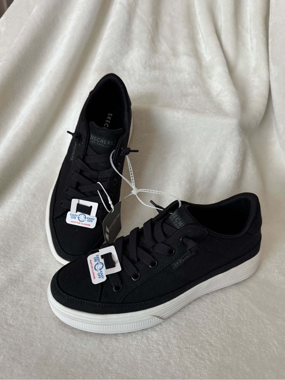 Skechers Black Women's Low-Top Platform Sneakers with White Sole, size 5-6